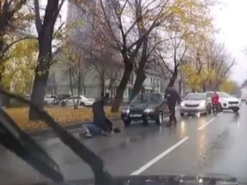 В жестокое избиение на асфальте перерос дорожный конфликт в Воронеже