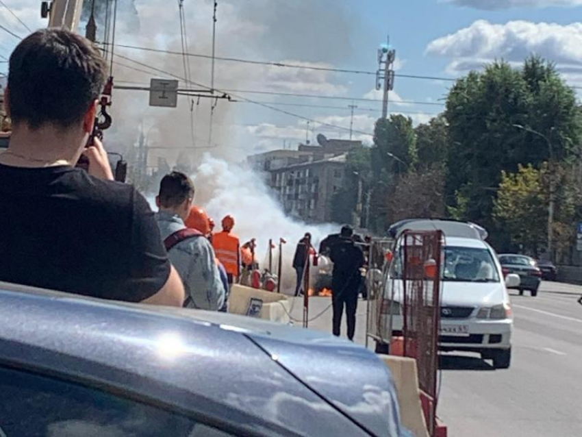 В центре Воронежа машина загорелась на проезжей части 