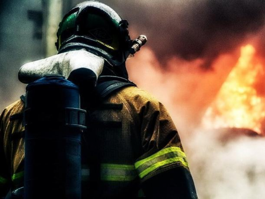 В Воронеже 16 человек эвакуировали из горящего общежития
