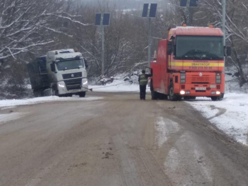 Дальнобойщика занесло на воронежской дороге 