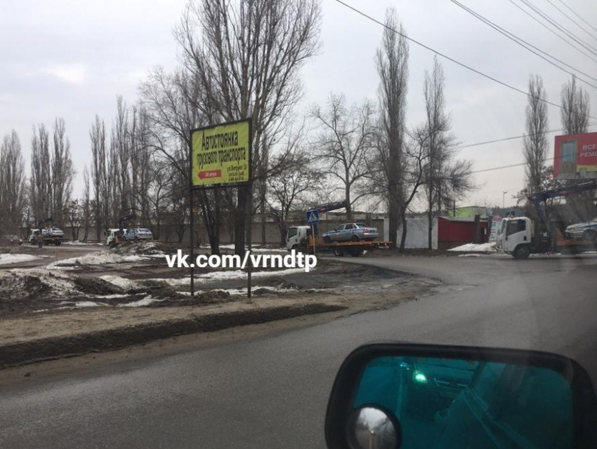 Массовую эвакуацию машин ДПС заметили в Воронеже