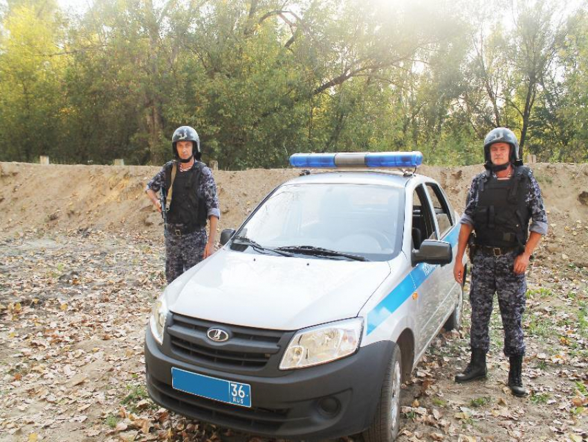  Компания мужчин вломилась в квартиру воронежца, чтобы выпить