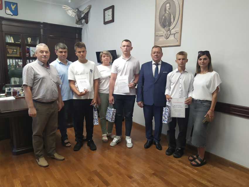 Двух жителей Воронежской области наградили за спасение утопающих