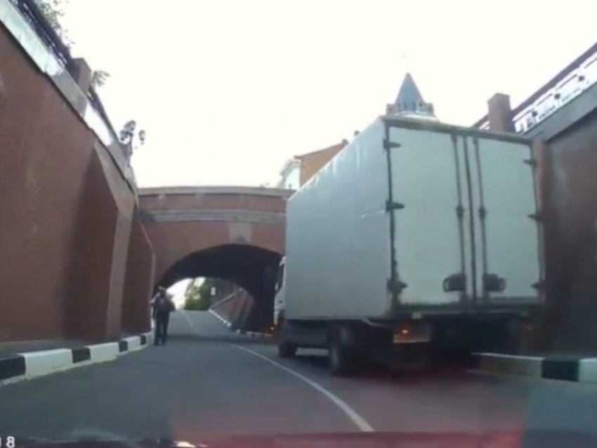 Самоуверенные и большие: воронежский «мост глупости» осадил очередной автомобиль в Воронеже 