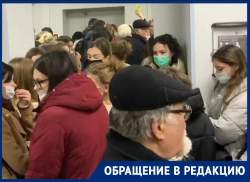 Ковидную давку в стенах поликлиники устроили пациенты в Воронеже