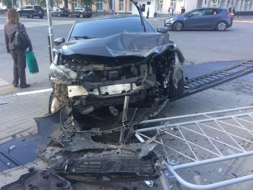  Mazda снесла ограждение, установленное ко Дню Победы в Воронеже 