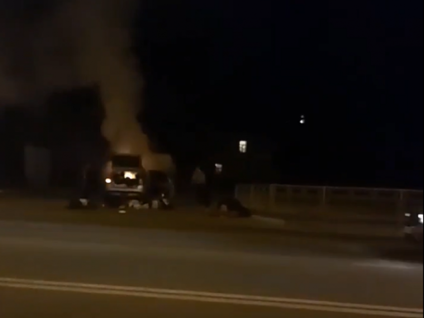 Поглощенную огнём машину сняли в Воронеже