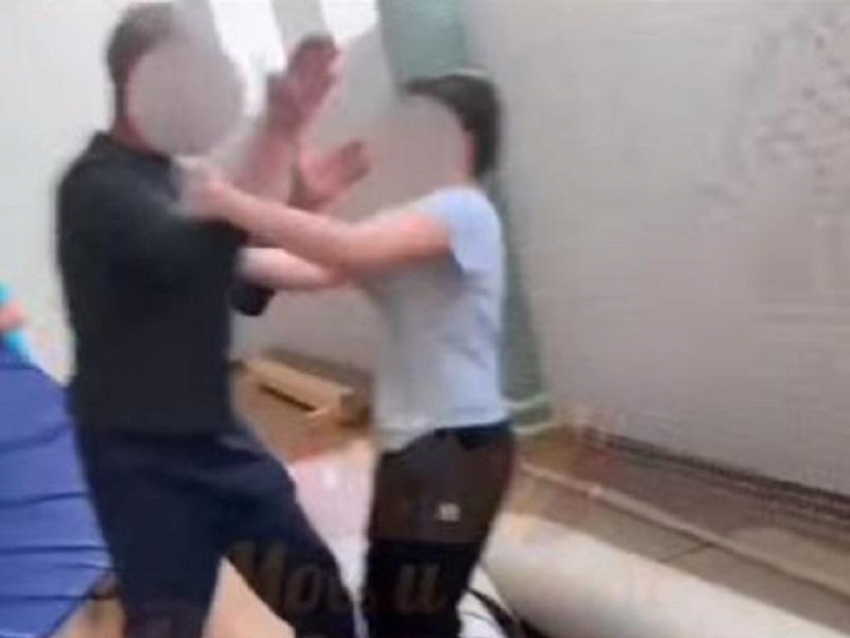 Учитель физкультуры вмешался в драку школьников и попал под проверку СК под Воронежем