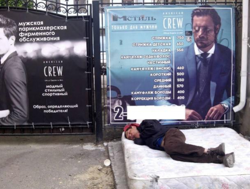 Бомж испортил рекламу барбершопа в центре Воронежа