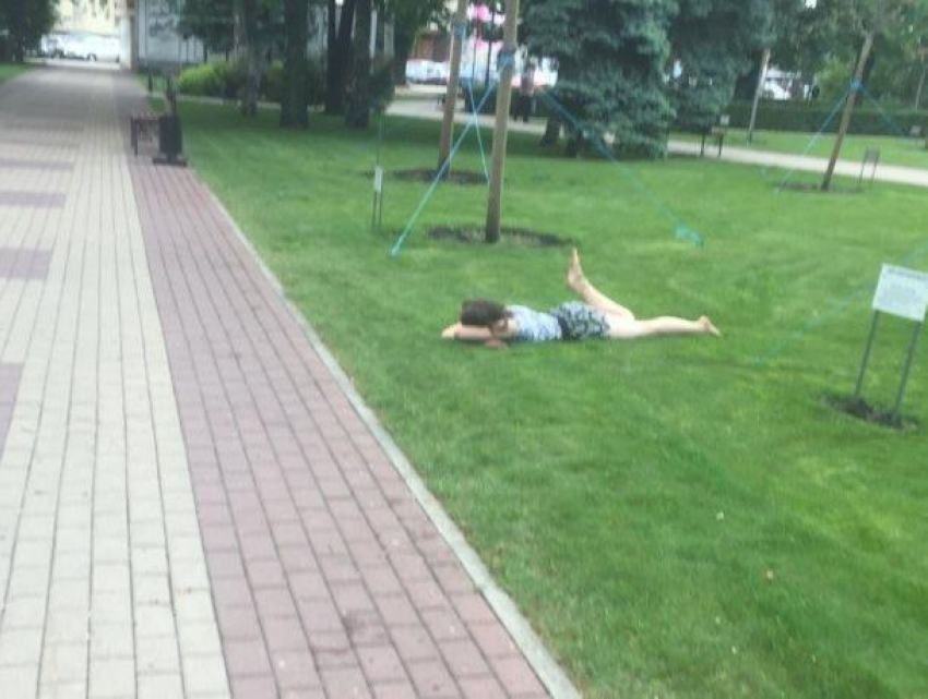 Девушку без комплексов обнаружили в траве после Последнего звонка в Воронеже