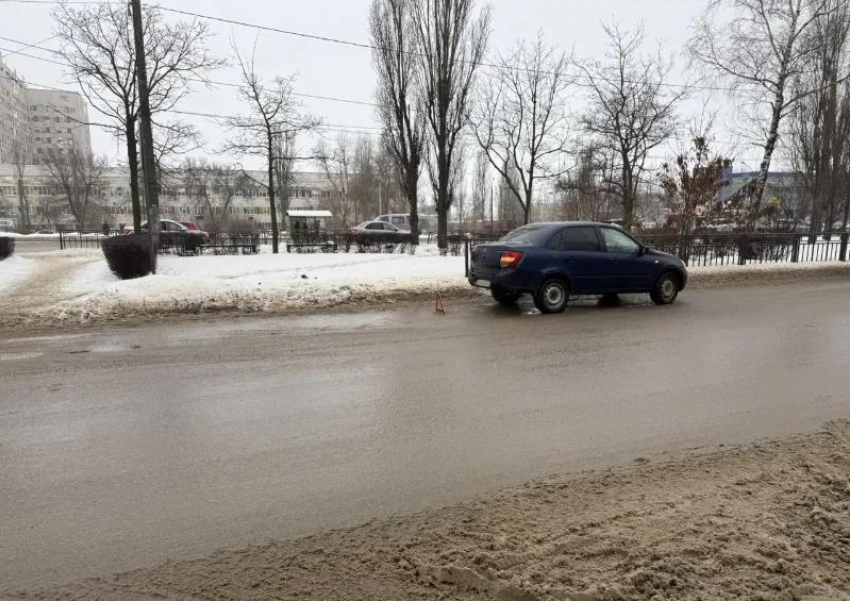 Две девушки попали под колеса легковушки напротив БСМП в Воронеже 