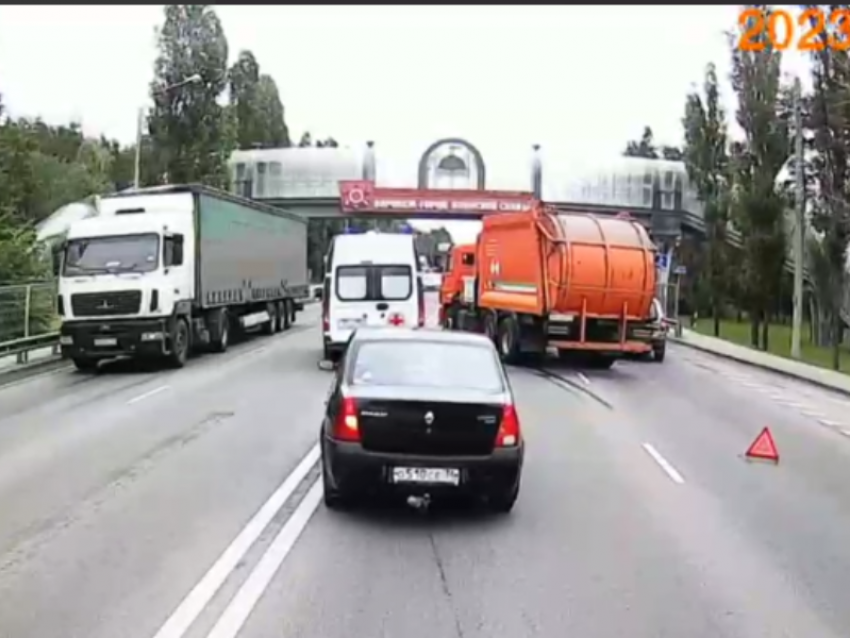  ДТП с мусоровозом спровоцировало серьезную пробку на въезде в Воронеж