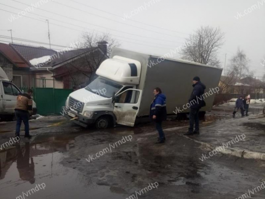 Щедро срезанный чиновниками лед погубил очередную фуру в Воронеже