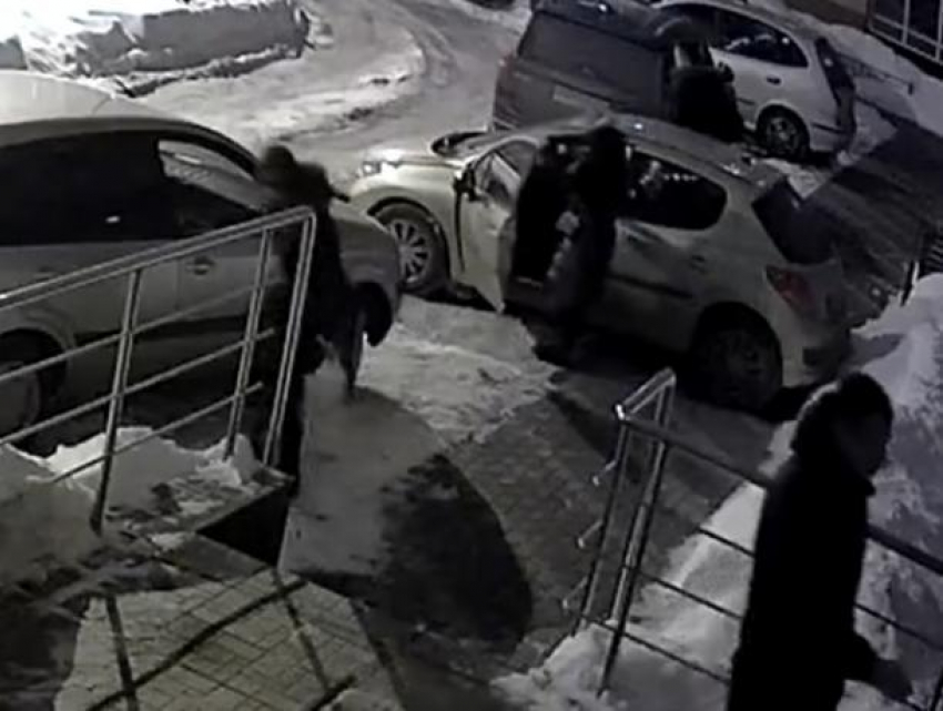 Самоуверенную мастерицу парковки сняли на видео в Воронеже