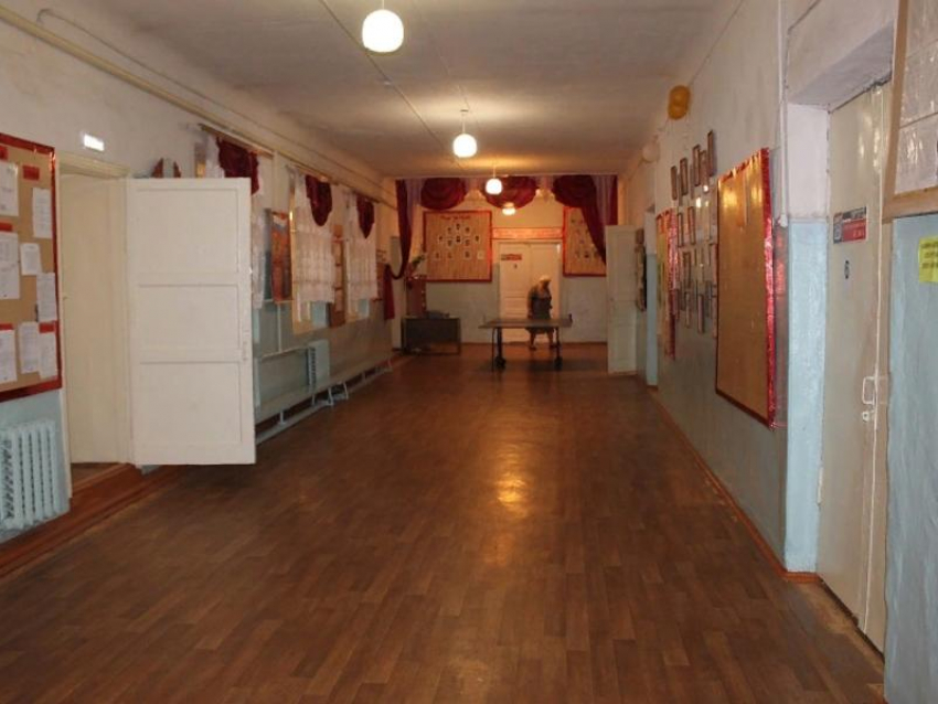 Воронежские дети занимаются физкультурой в школьном холле 