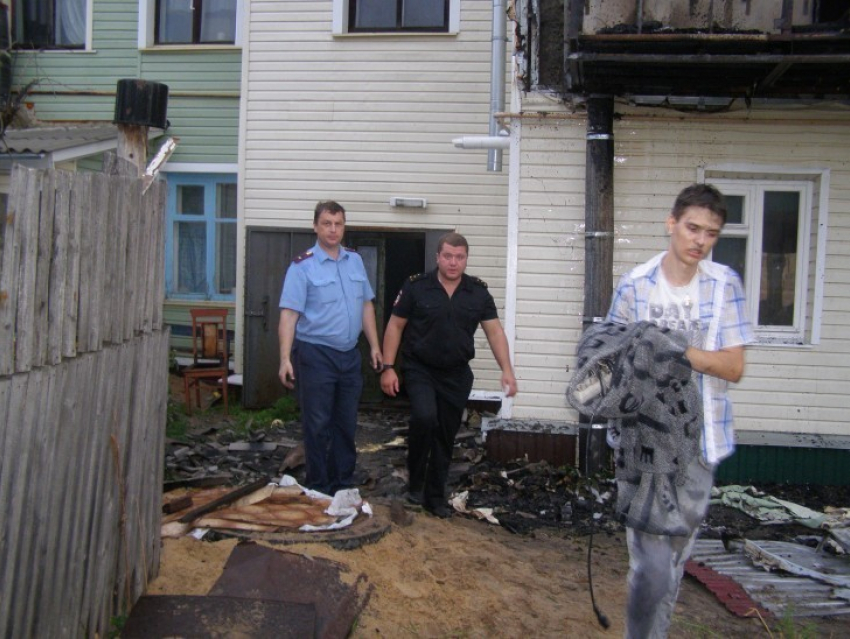 Павловские полицейские спасали людей из горящего дома (ФОТО)