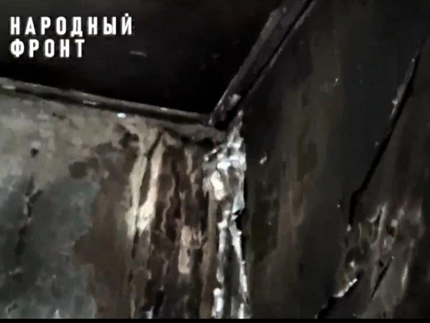 Загнивающий дом в Воронежской области никак не могут расселить 