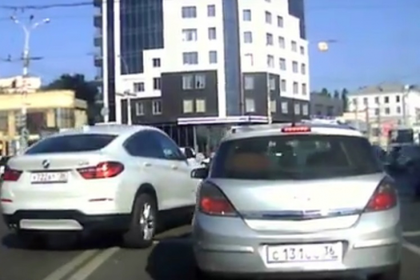 Мажор на BMW X6 проехал по встречке на красный в сантиметрах от пешеходов в центре Воронежа
