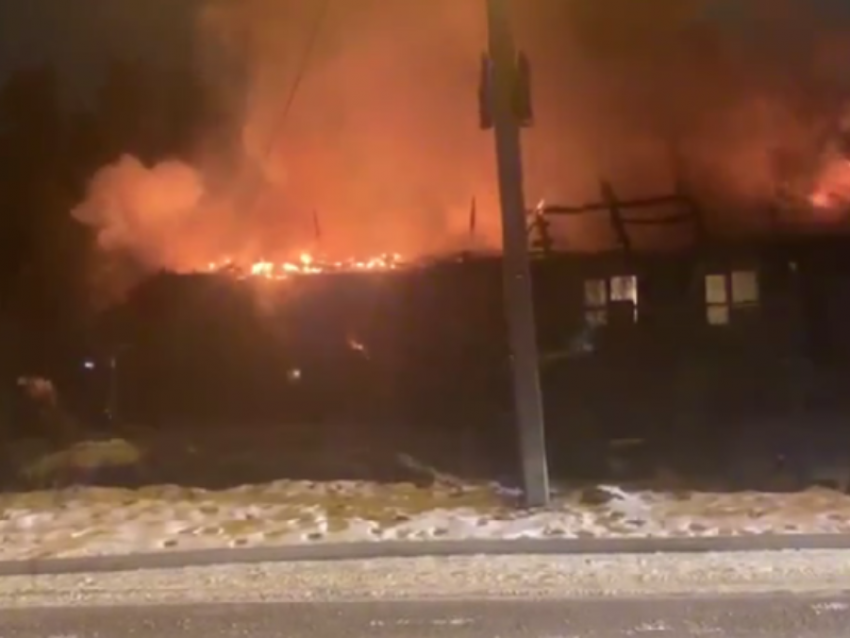 Мощно полыхающий дом сняли на видео в Воронеже