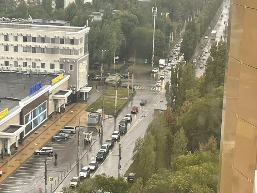 Непогода спровоцировала семибалльные пробки в Воронеже 