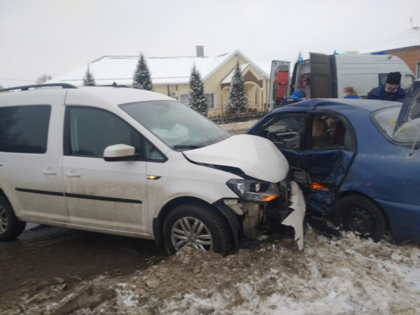 Опубликованы снимки с места смертельного ДТП с двумя иномарками в Воронежской области 