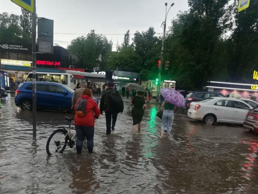 Осадку в воронеже. Потоп в Воронеже. Осадки в Воронеже. Дождь машина. Под проливным дождем.