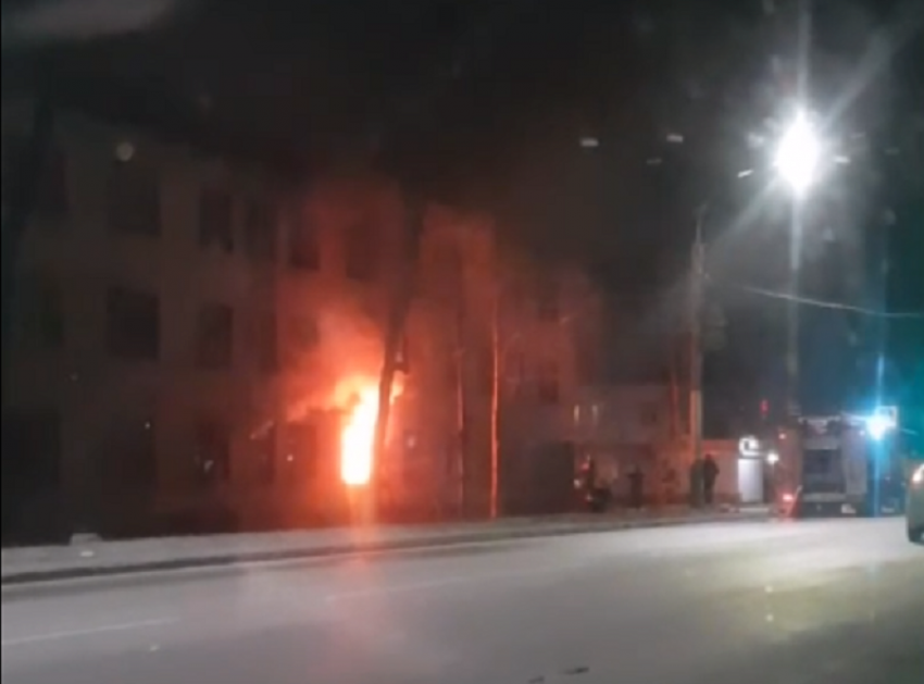 Опубликовано видео мощного пожара в воронежской квартире 
