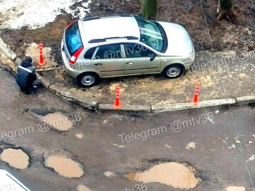 Обложили и выгнали: воронежцы устроили самосуд над автохамом во дворе