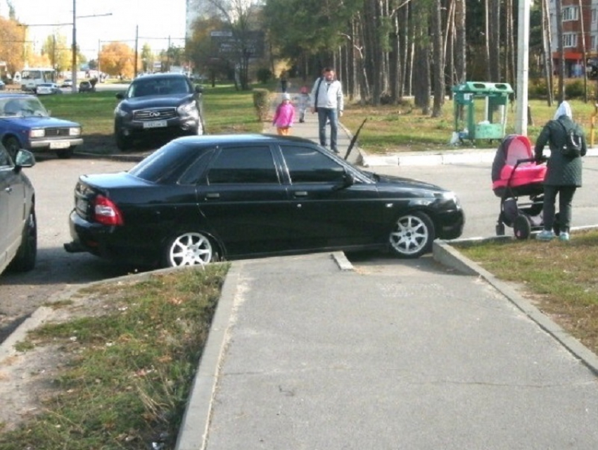 Подлое унижение пешеходов продемонстрировал воронежский автомобилист