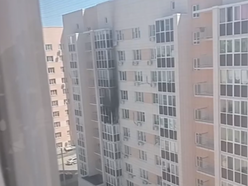 Пожар в воронежской многоэтажке попал на видео