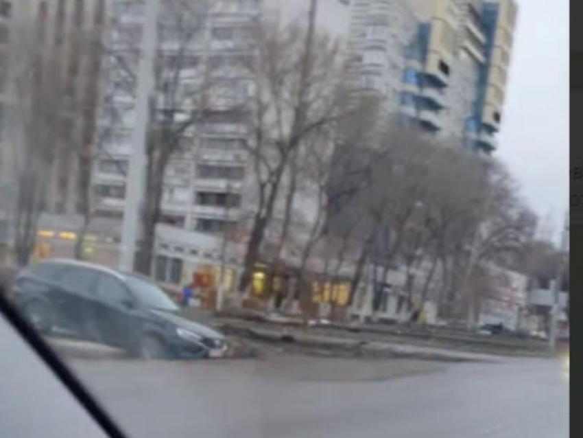 Автомобиль застрял в дыре в Воронеже – опубликовано видео