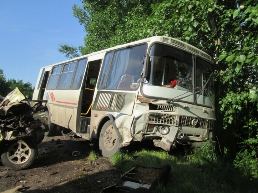Под Воронежем в столкновении автобуса с ВАЗом погибла 50-летняя женщина