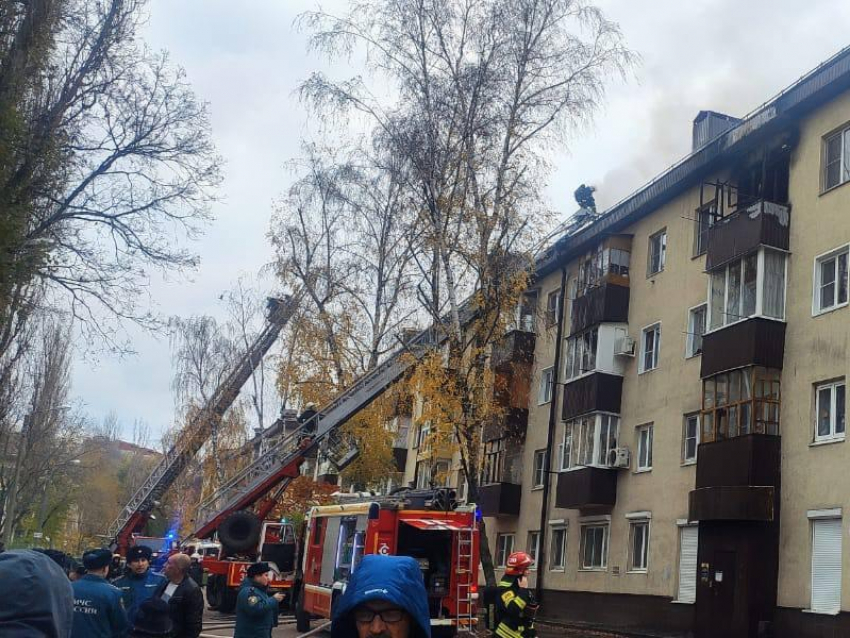 Пожар в воронеже сейчас на правом берегу. Улица Небольсина Воронеж. Пожар в доме 17 по улице Небольсина Воронеж. Пожар Небольсина Воронеж. Пожар в Воронеже сегодня.