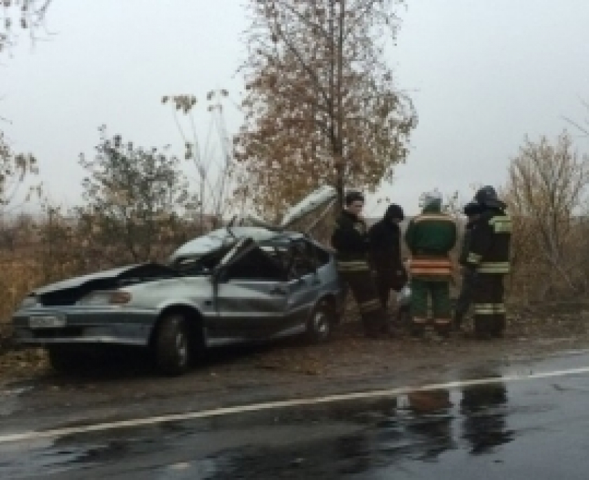 Под Воронежем внедорожник врезался в дерево и загорелся: водитель и подросток в больнице