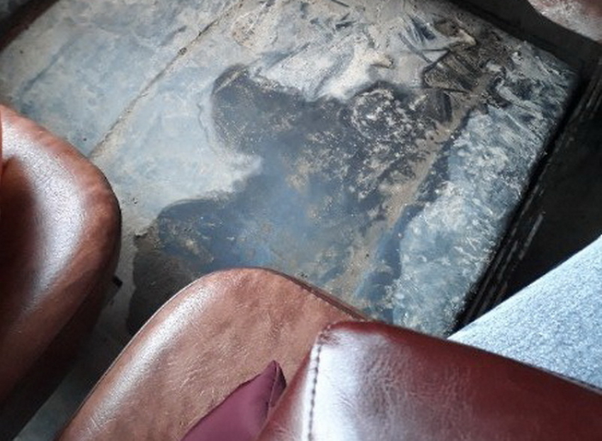 Сидение на грязном колесе в маршрутке возмутило жительницу Воронежа