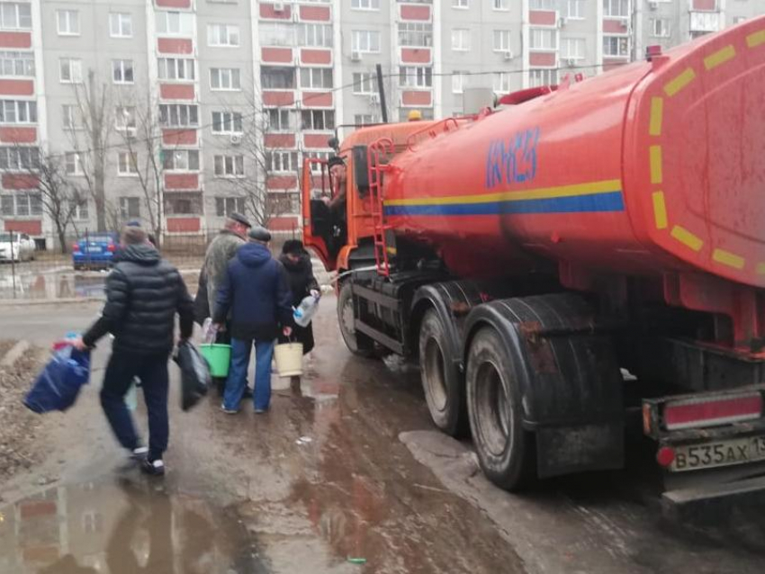 В Воронеже начали подвозить техническую воду к домам в зоне аварии