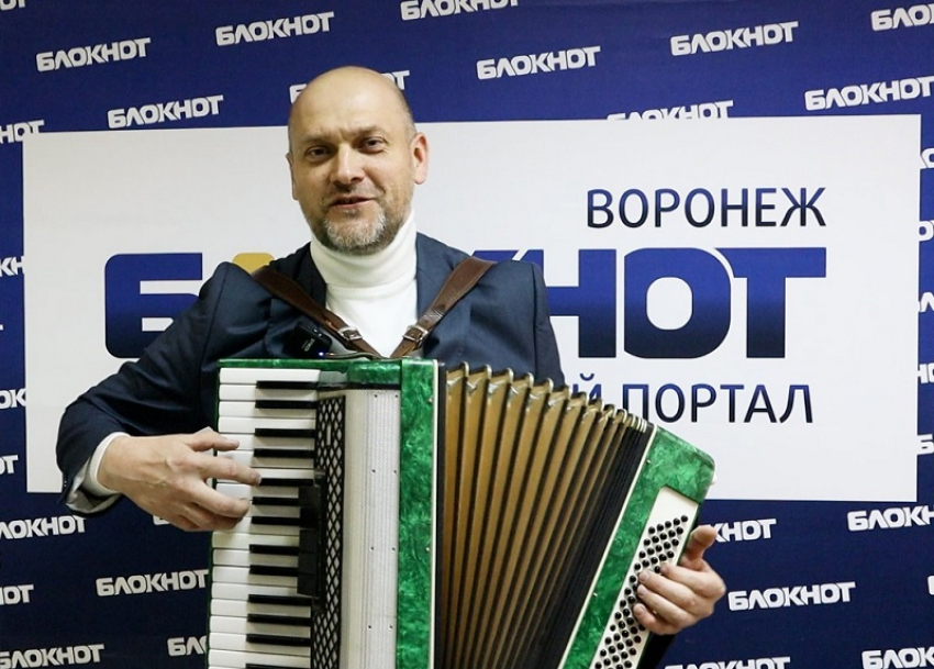 Воронежец презентовал в «Блокноте» новую песню о Владимире-Солнце