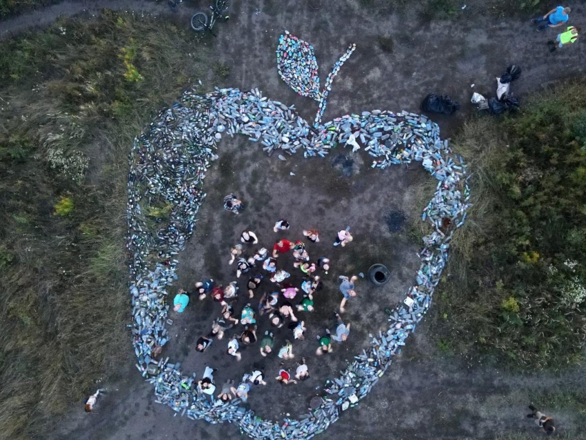 Огромное яблоко из мусора собрали воронежские экоактивисты в Яблоневом саду