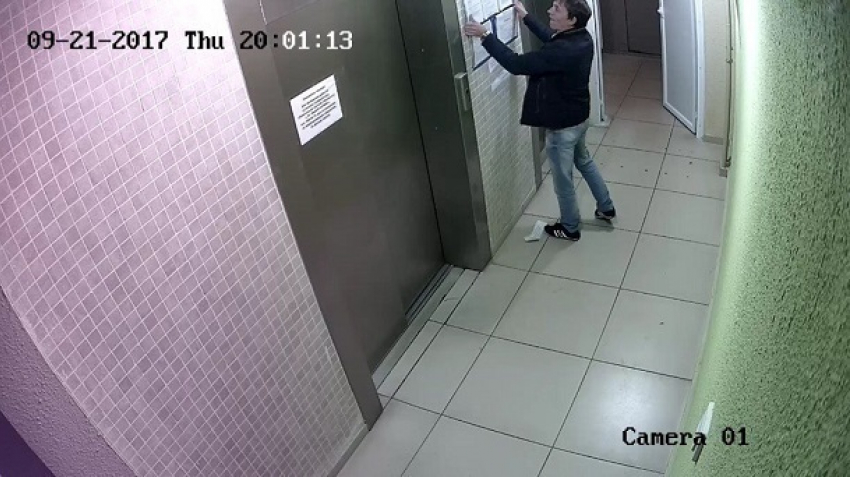 Яростный воронежец справил нужду на лифт и попал на видео
