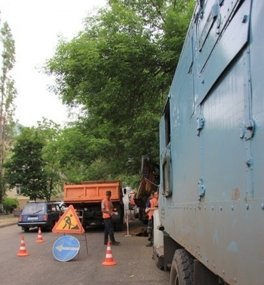 Провал на центральной улице Воронежа обещают полностью восстановить в ближайшие дни