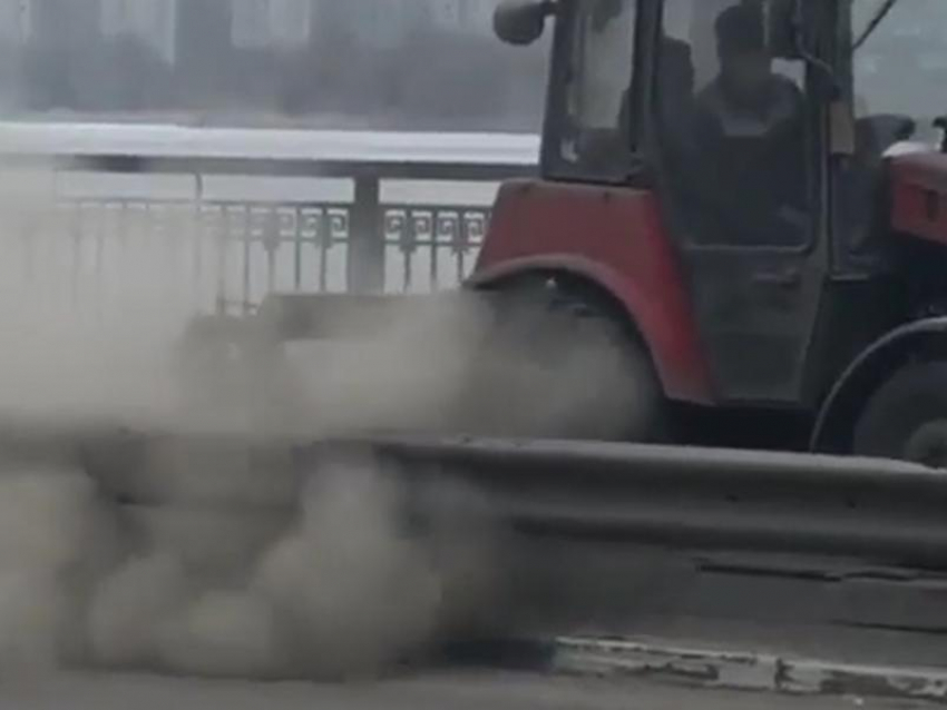 Уничтожение легких автомобилистов сняли на мосту в Воронеже