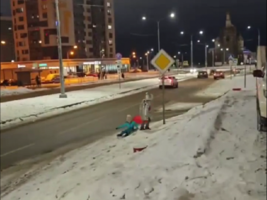 «Лишние дети?»: воронежцы сняли, как дети скатываются с горки на проезжую часть 