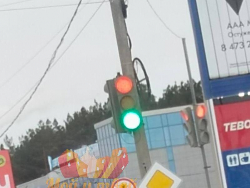Неопределившийся светофор запутал водителей в Воронеже