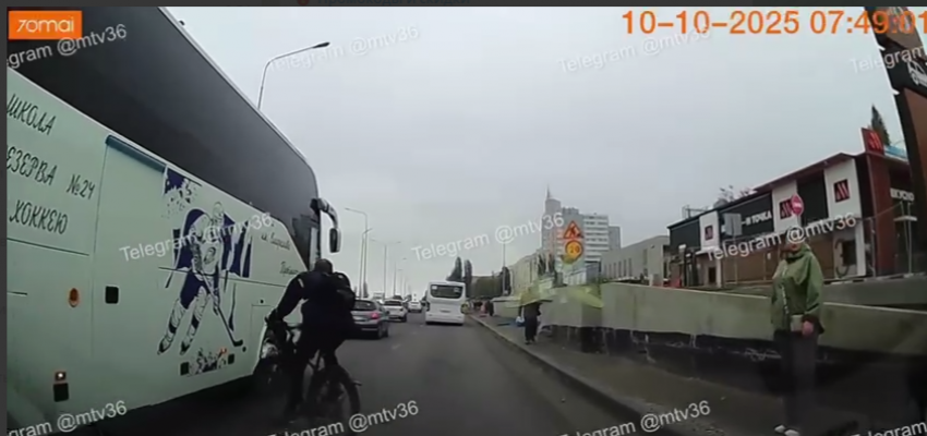 Момент смертельного ДТП с велосипедистом попал на видео в Воронеже