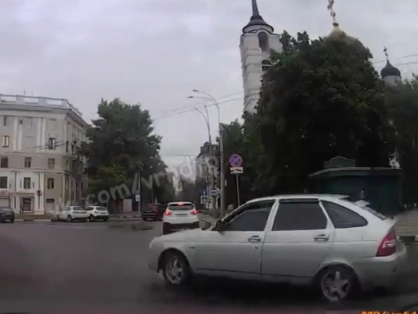 Молниеносную реакцию водителя показали от 1-го лица в Воронеже