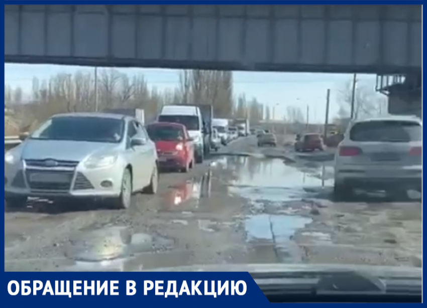 «Дороги нет вообще»: причину постоянных пробок на левом берегу Воронежа показали на видео