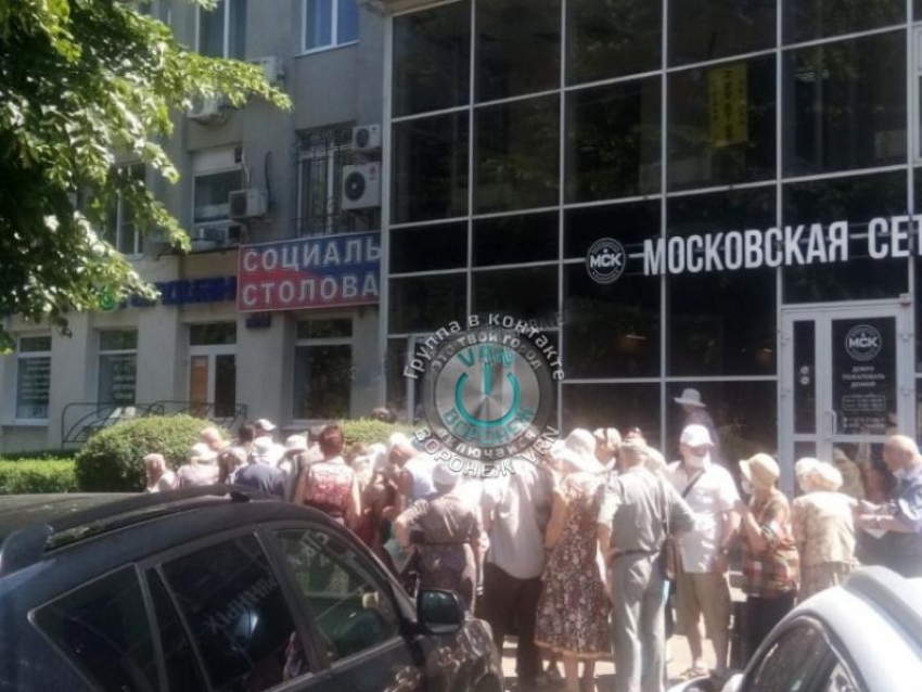Пенсионеры толпятся под палящим солнцем ради социальных обедов в Воронеже 