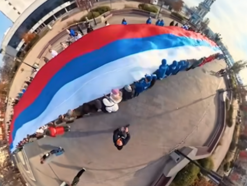 Огромный флаг развернули в Воронеже 