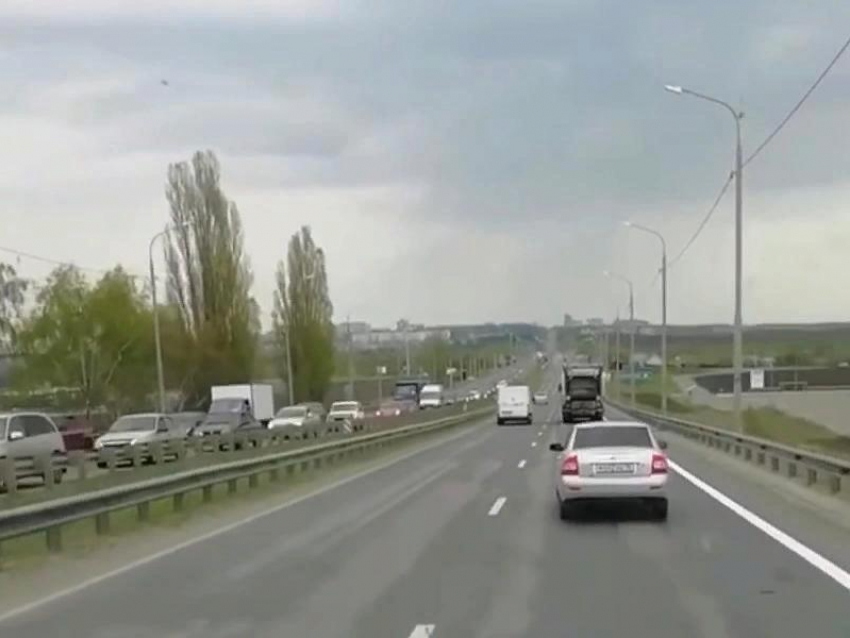 Массово покидающие самоизолированный Воронеж автомобилисты попали на видео 