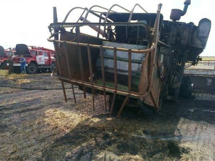 В Воронежской области загорелся комбайн